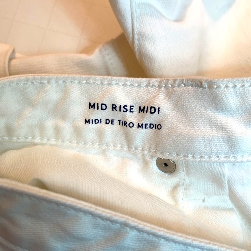 Universal Thread Mid Rise Jean Shorts, Size 0 - Picture 6 of 8